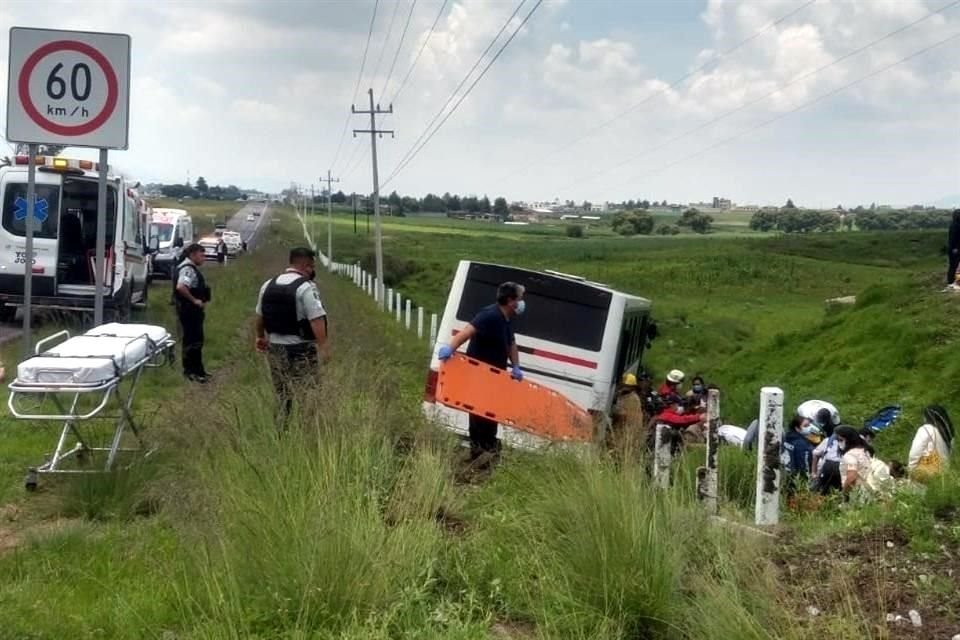 Tras el accidente, paramédicos del Servicio de Urgencias del Estado de México y corporaciones municipales se trasladaron al lugar para atender la emergencia.