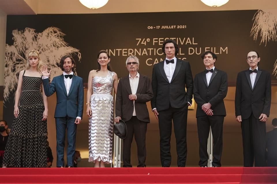El elenco de 'Anette', entre ellos sus protagonistas, Marion Cotillard y Adam Driver, presentaron el filme en Cannes.