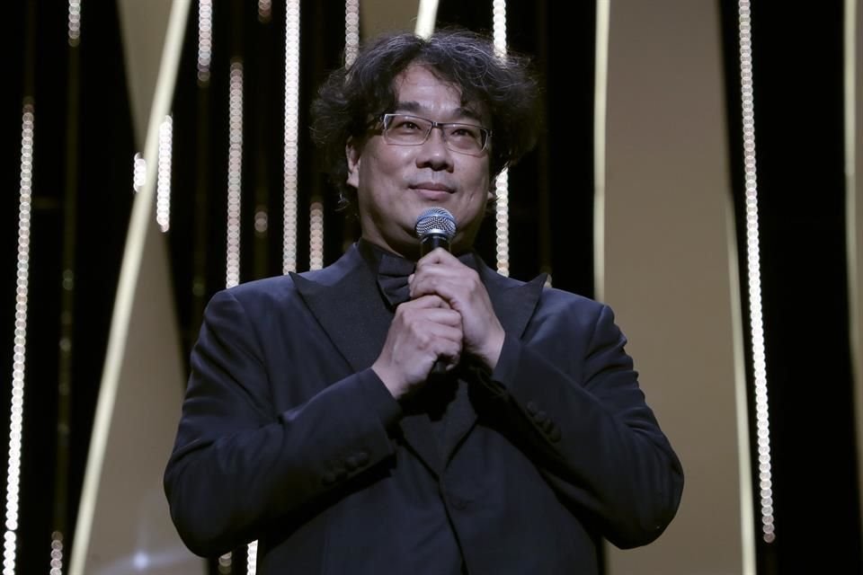 Bong Joon-ho, ganador del Óscar por 'Parásitos', formó parte de la ceremonia de apertura.