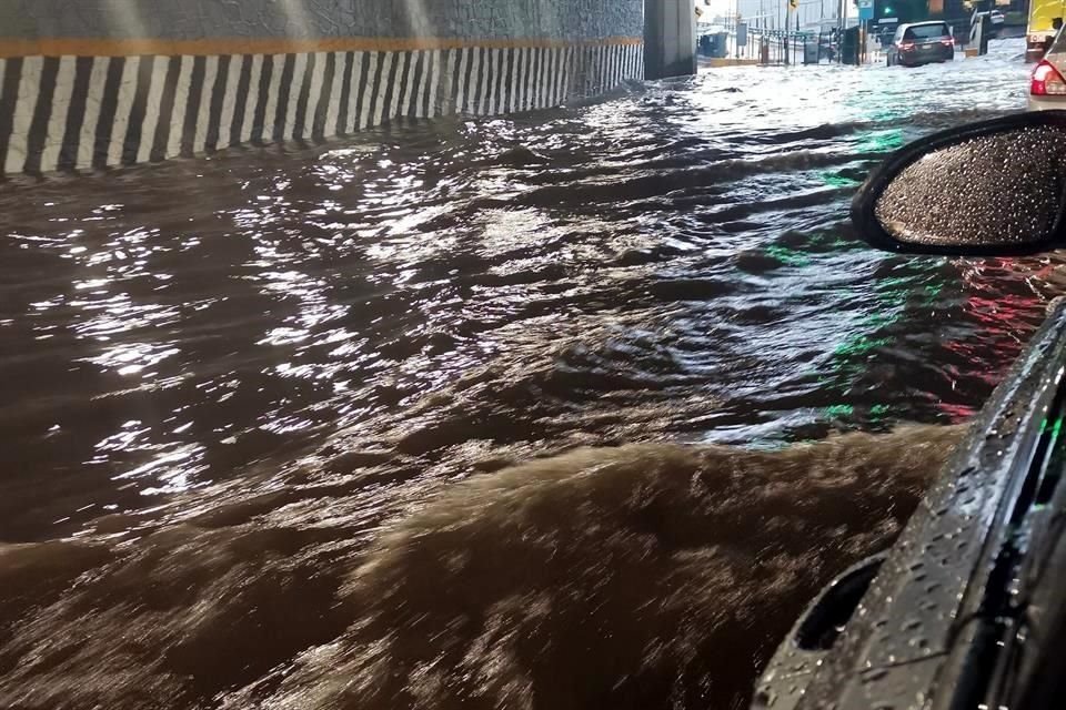 El paso a desnivel de Gustavo Baz y Periférico Norte se inundó tras la lluvia de esta tarde; también se reportan encharcamientos en zonas como San Bartolo y San Mateo, Naucalpan.