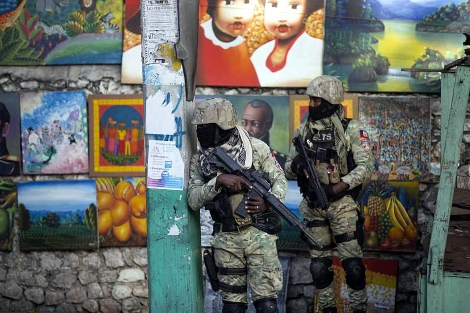 Soldados patrullaban las calles de Haití, en particular cerca de la residencia donde fue asesinado el Presidente.