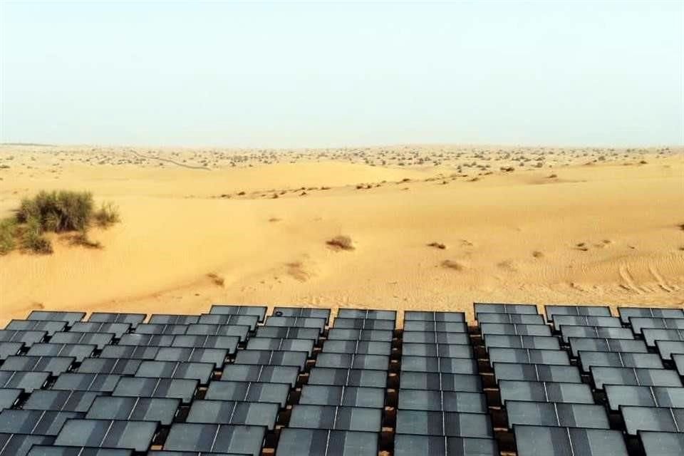 Hidropaneles solares instalados en el desierto.