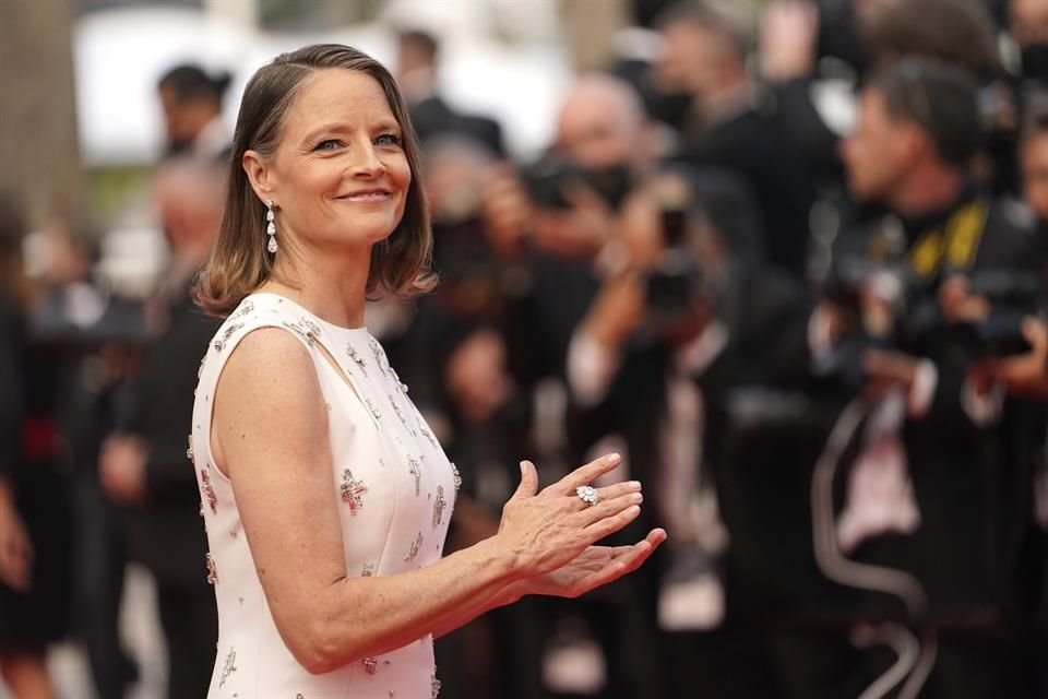 Jodie Foster se dijo fanática del cine de Pedro Almodóvar, quien la acompañó este martes al recibir su Palma de Oro honoraria.