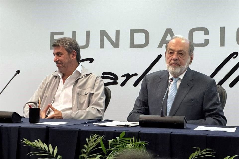 Slim estuvo acompañado de Arturo Elías Ayub en su conferencia de este lunes 12 de febrero de 2024.