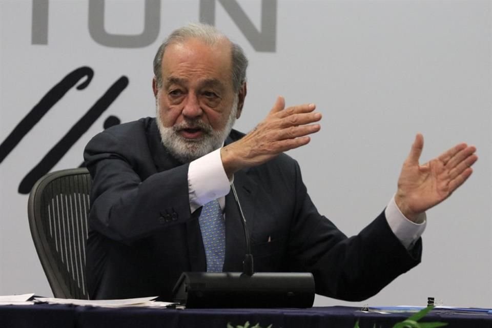 El empresario Carlos Slim dio una conferencia de prensa en compañía de Arturo Elías Ayub para hablar de negocios y telecomunicaciones en el Centro Inbursa.