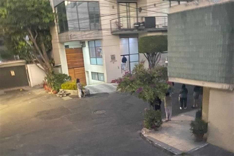 Vecinos en algunas colonias de la CDMX salieron a las calles tras ser despertados por el sismo de esta mañana.