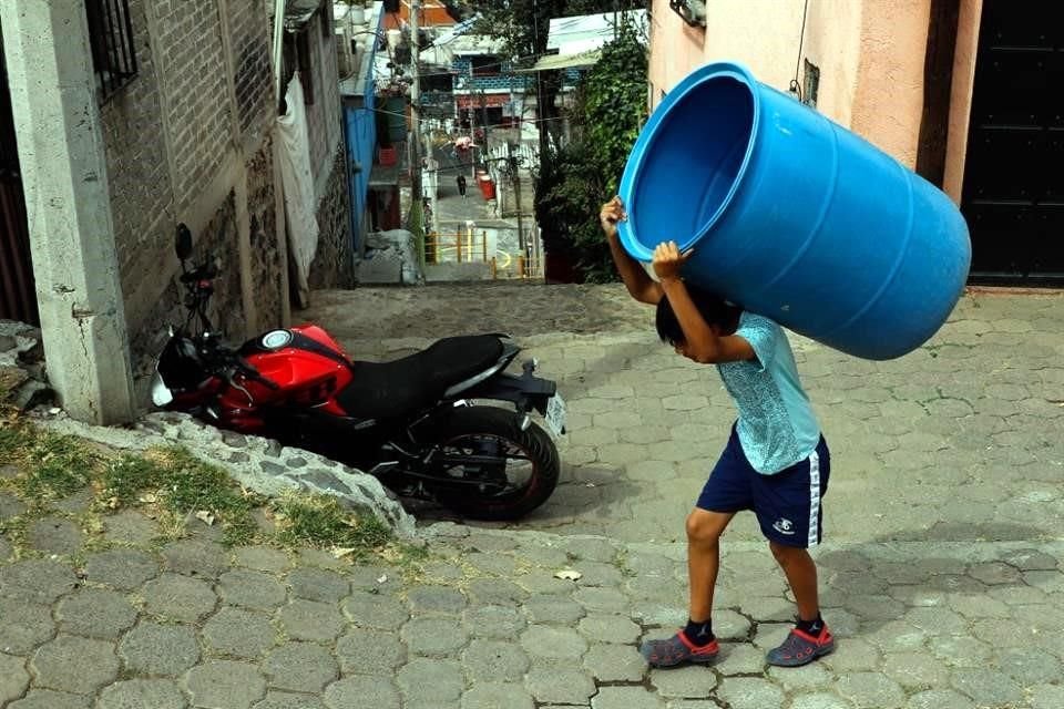 En zonas de la ciudad, como algunas áreas Xochimilco, vecinos batallan para conseguir el líquido.
