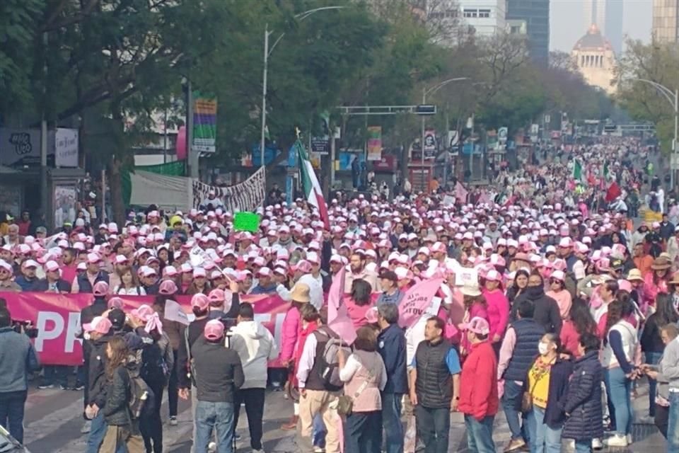 Un contingente de ciudadanos caminó desde Avenida Juárez rumbo al Zócalo.