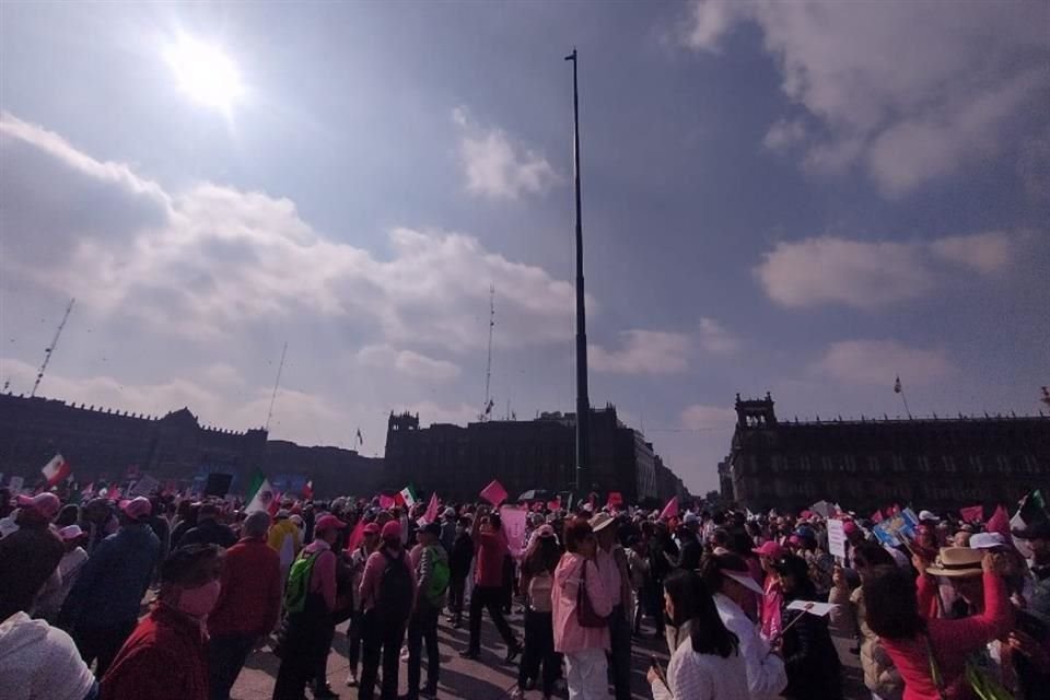 La Bandera de México no ondea en el Zócalo, donde se concentra la llamada 'Marea Rosa'.