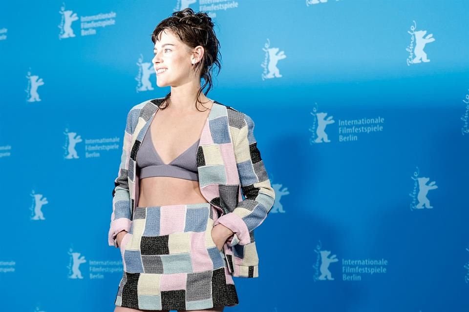 La actriz estadounidense vistió un top gris, combinado con un saco y falda, ambos cuadriculados, con colores beige, rosa pastel , verde pistache y azul piedra; para asistir a la gala del Berlinale.