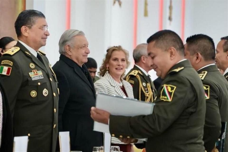 Durante la celebración, el Presidente estuvo acompañado de integrantes del Gabinete y de su esposa, la escritora, Beatriz Gutiérrez.
