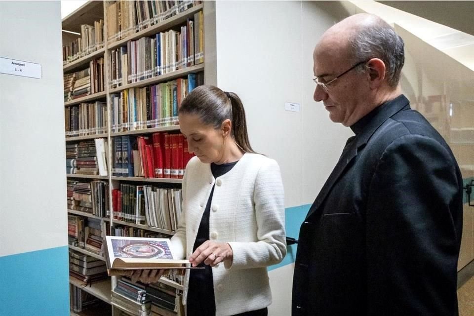 Claudia Sheinbaum también visitó la biblioteca 'Lorenzo Boturini'.