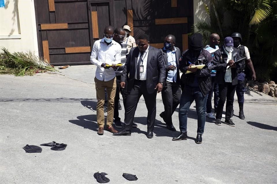 Fuerzas de seguridad recaban evidencias afuera de la residencia del Presidente de Haití, Jovenel Moïse, asesinado esta mañana.
