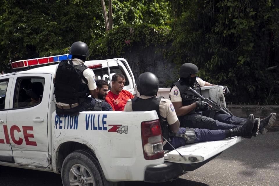 La Policía lleva a dos detenidos por el asesinato del Presidente Jovenel Moise, en Puerto Príncipe.