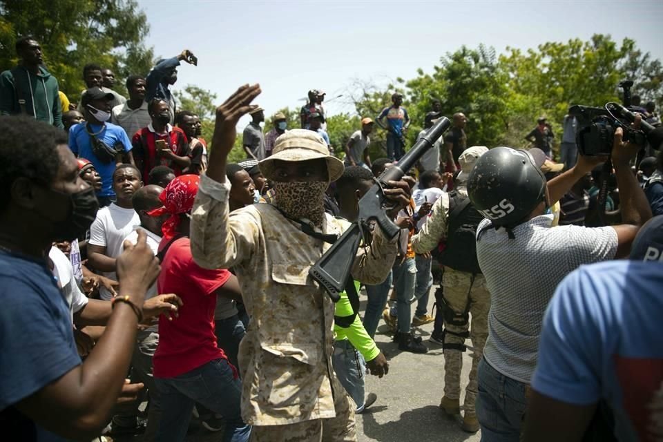 Personas protestan en la capital de Haití por el asesinato del Presidente.