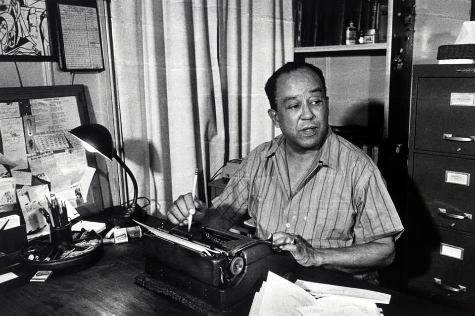 El poeta Langston Hughes fotografiado por Louis H. Draper alrededor de 1960.