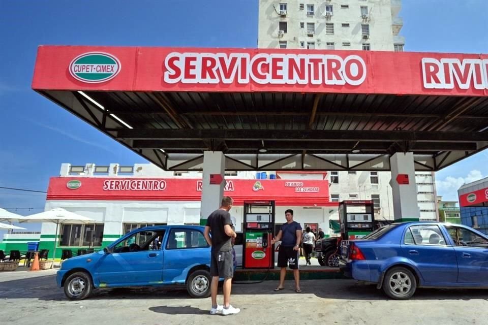 La gente llena sus tanques en una gasolinera en La Habana.