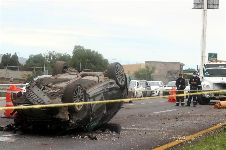 Un conductor de una camioneta de lujo perdió el control del volante, volcó y se estrelló contra un árbol, en la Autopista México-Pachuca, en Tecámac.