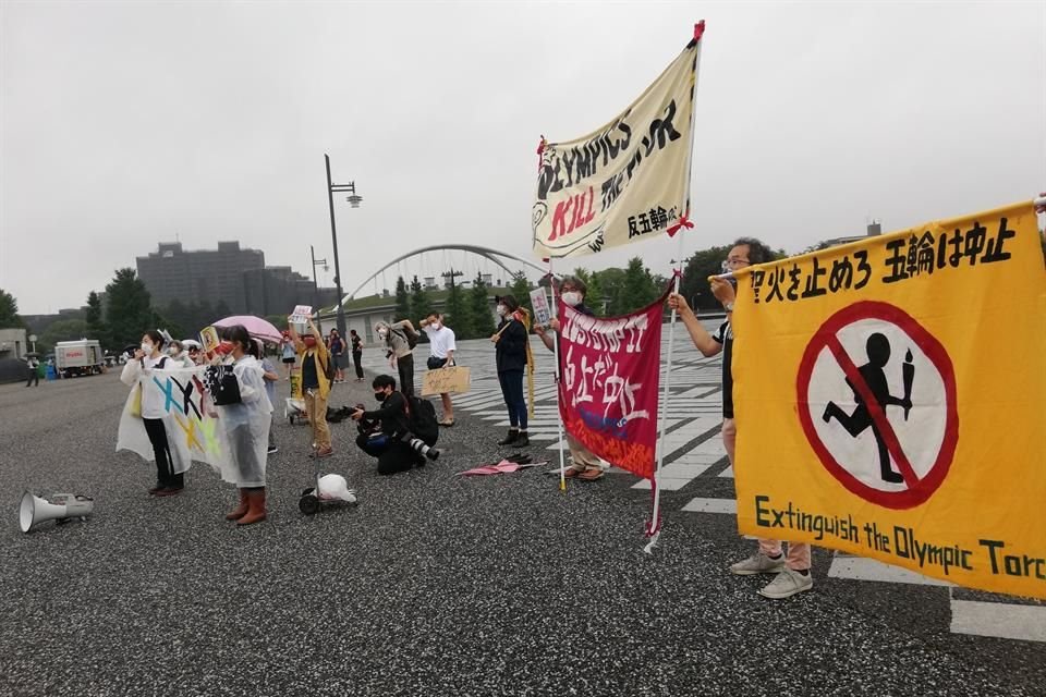 Las protestas de varios ciudadanos afuera del Parque Olímpico de Komazawa.