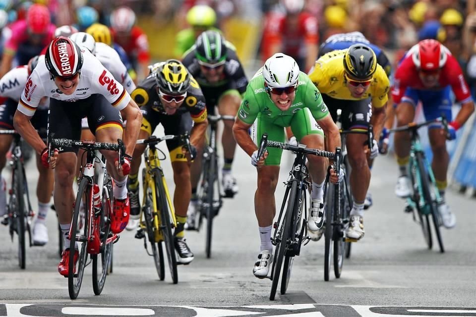 Mark Cavendish (de verde) hace historia en el Tour.