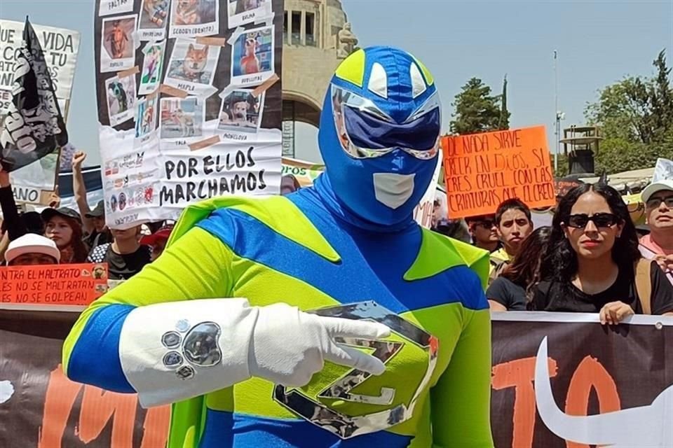 Zadrigman, personaje disfrazado de superhéroe dedicado a rescatar perros de la calle, estuvo entre los asistentes a la marcha.