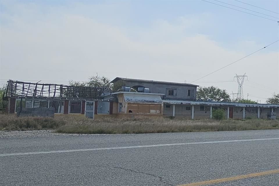Junto a las carreteras del norte de NL abundan viviendas y negocios abandonados en los límites de los municipios de Los Ramones y China (foto).