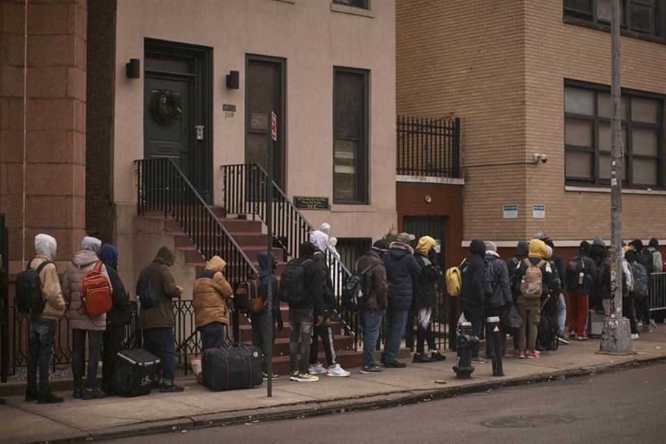 Migrantes hacen fila en busca de un asilo en la ciudad de Nueva York, el 5 de diciembre del 2023.