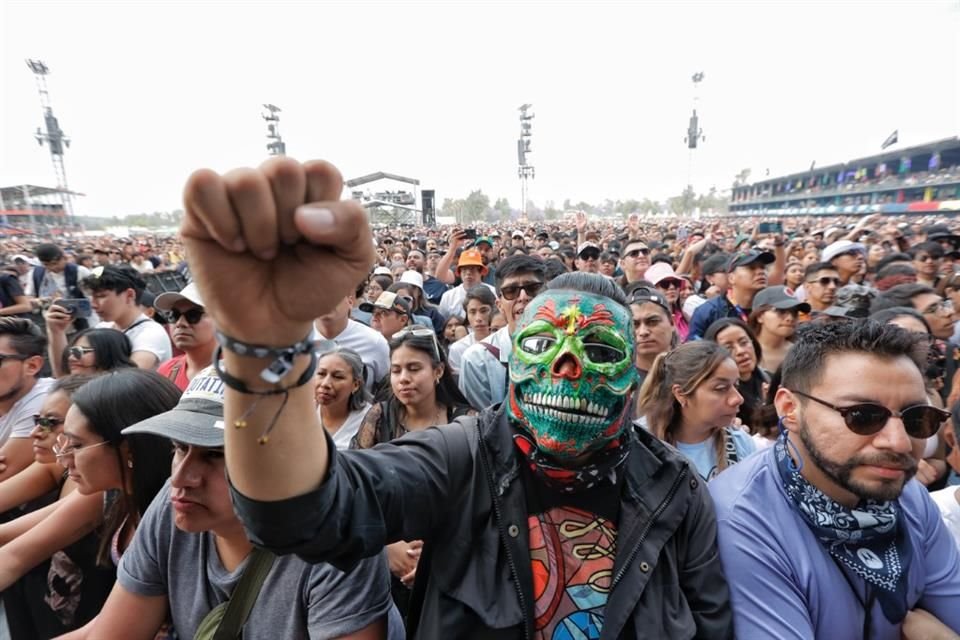 Las máscaras no faltaron en el segundo día del Vive Latino.