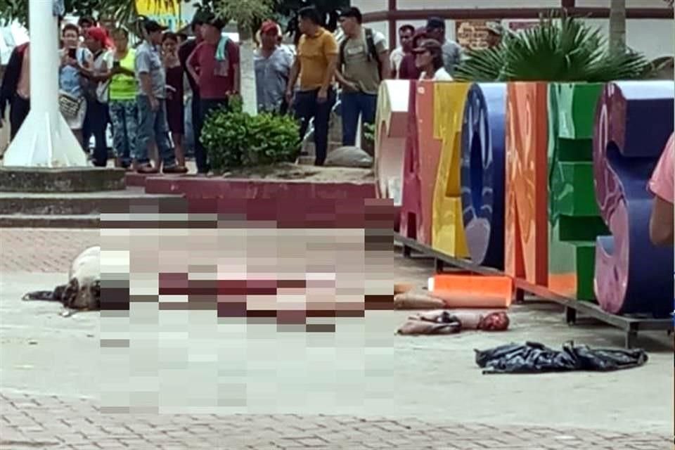 Los pobladores se quedaron observando, y otros grabando en su celular, a las víctimas desmembradas en el parque de Cazones, Veracruz.