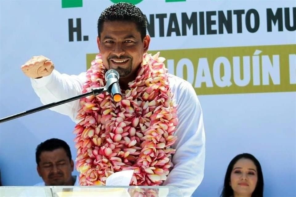 Joaquín Martínez López, Presidente Municipal de Chahuites, Oaxaca, bajo las siglas del PVEM.