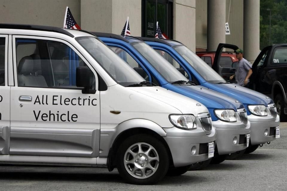 Biden anunció nuevas reglas destinadas a eliminar gradualmente en EU los autos de gasolina y reemplazarlos por vehículos eléctricos.