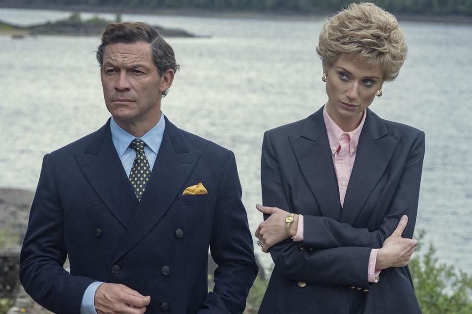 Dominic West, que interpreta al entonces Príncipe Carlos, y Elizabeth Debicki, que encarna a la difunta Princesa Diana.