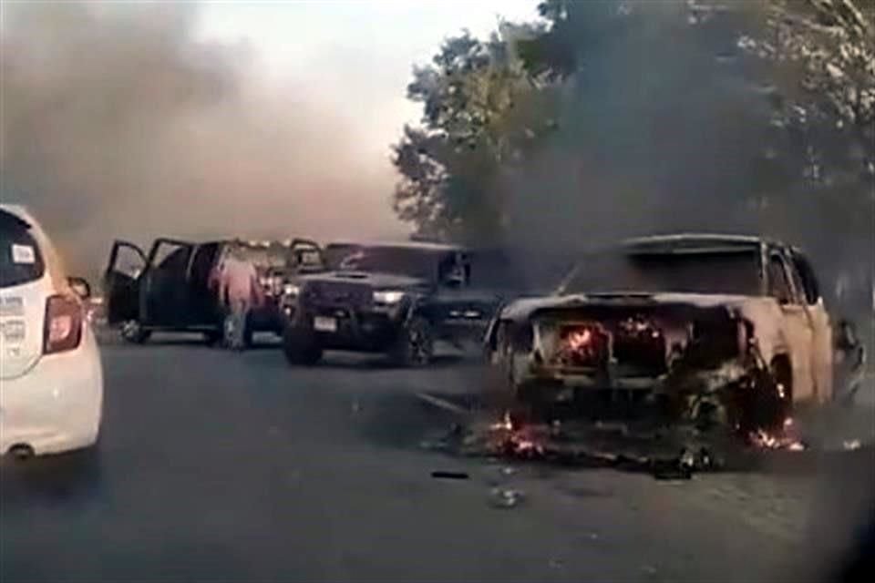 Un enfrentamiento dejó dos muertos y autos incendiados en la vía Tuxtla-Ocozocoautla, en Chiapas.
