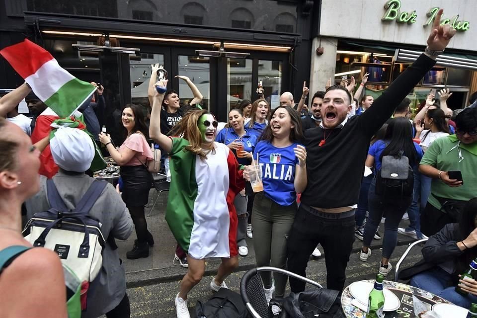 Algunos aficionados italianos coparon bares y calles de Londres.