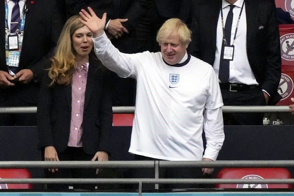 Boris Johnson, Primer Ministro británico, estuvo en Wembley y hasta lució un jersey de la Selección de Inglaterra.