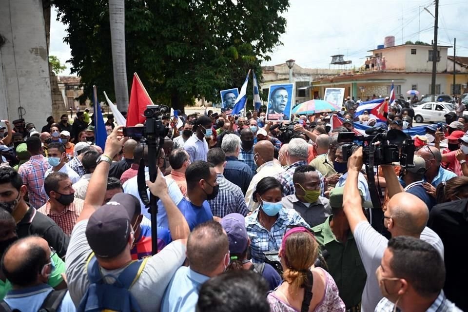 El President Miguel Diaz-Canel aparece en el centro durante una manifestación en San Antonio de los Baños, Cuba.