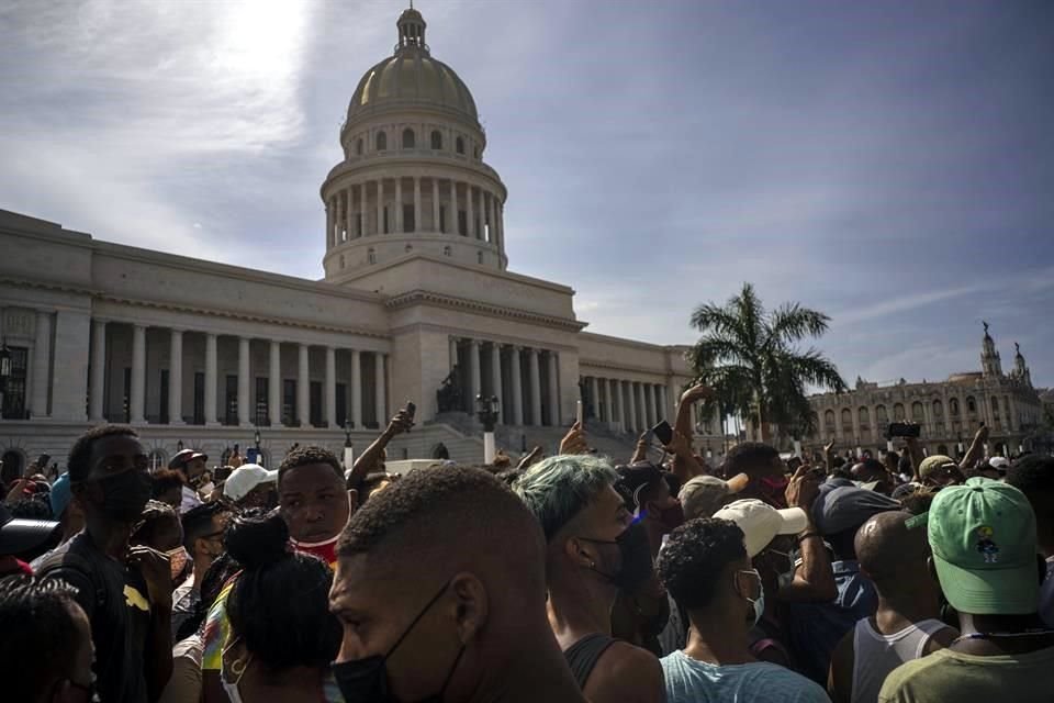 Personas protestan frente al Capitolio de La Habana.