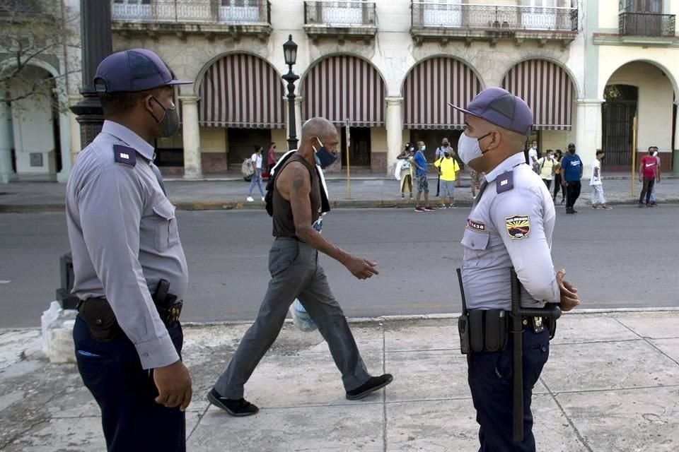 Policías vigilan afuera del Capitolio de Cuba.