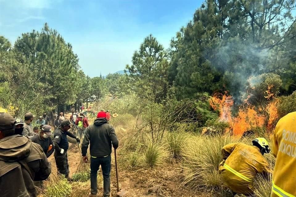 Bomberos de otros municipios han participado para sofocar los incendios en áreas del Edomex.