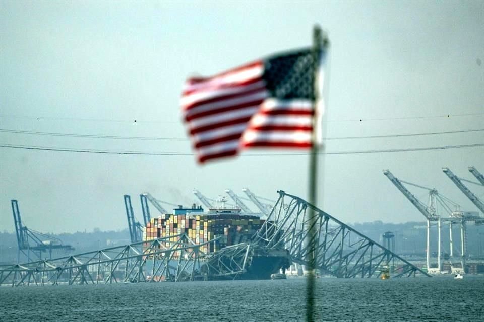 La Guardia Costera dio por muertos a los 6 trabajadores desaparecidos en el río tras el colapso del buque con un puente en Baltimore.