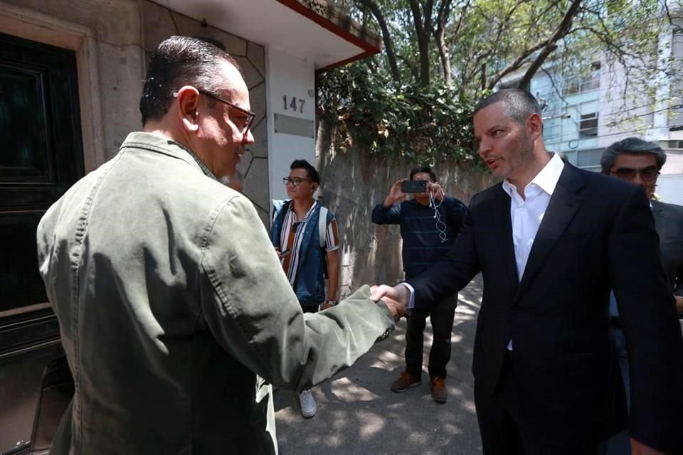 Germán Martínez, aspirante de la coalición PAN-PRI-PRD al Senado, saluda a  Alejandro Murat afuera de la casa de campaña de Xóchitl Gálvez.