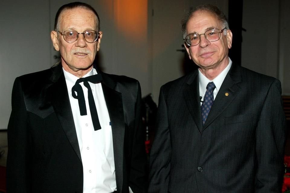Los ganadores del Nobel de Economía 2002, Vernon L. Smith (izq.), y Daniel Kahneman.