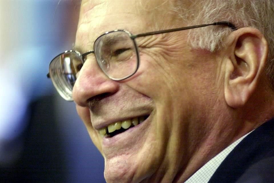 Daniel Kahneman, ganador del Nobel de Economía 2002, falleció a los 90 años.