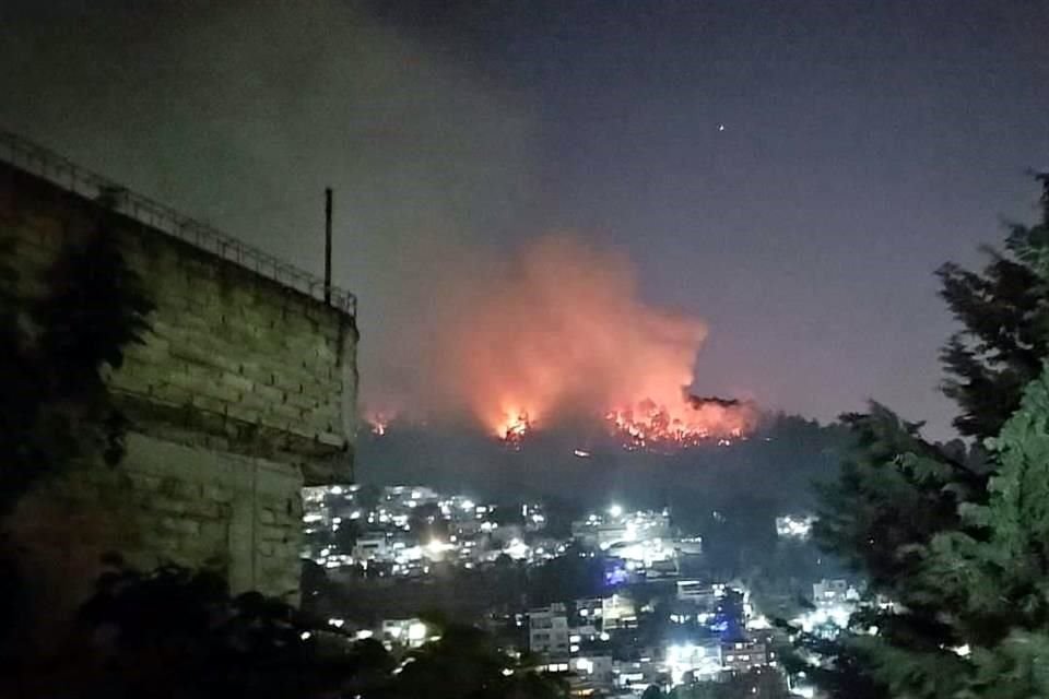 Usuarios han compartido imágenes de las llamas en la zona boscosa, en límites de las alcaldias Magdalena Contreras y Álvaro Obregón.