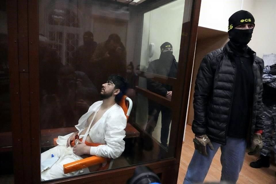 Mukhammadsobir Faizov, sospechoso del tiroteo en el Ayuntamiento de Crocus, sentado en una jaula de vidrio en el Tribunal de Distrito de Basmanny en Moscú.