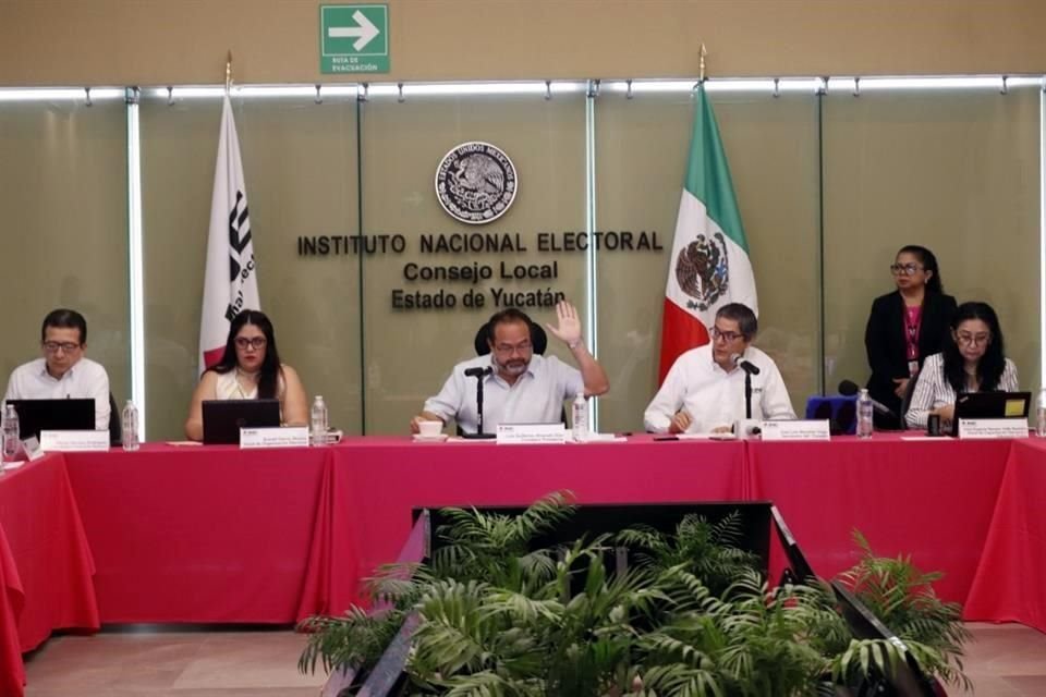 En la sesión ordinaria, Alejandro Burgos Jiménez, propuso un exhorto para que el Gobernador de Yucatán Mauricio Vila deje el puesto para competir en el proceso electoral.