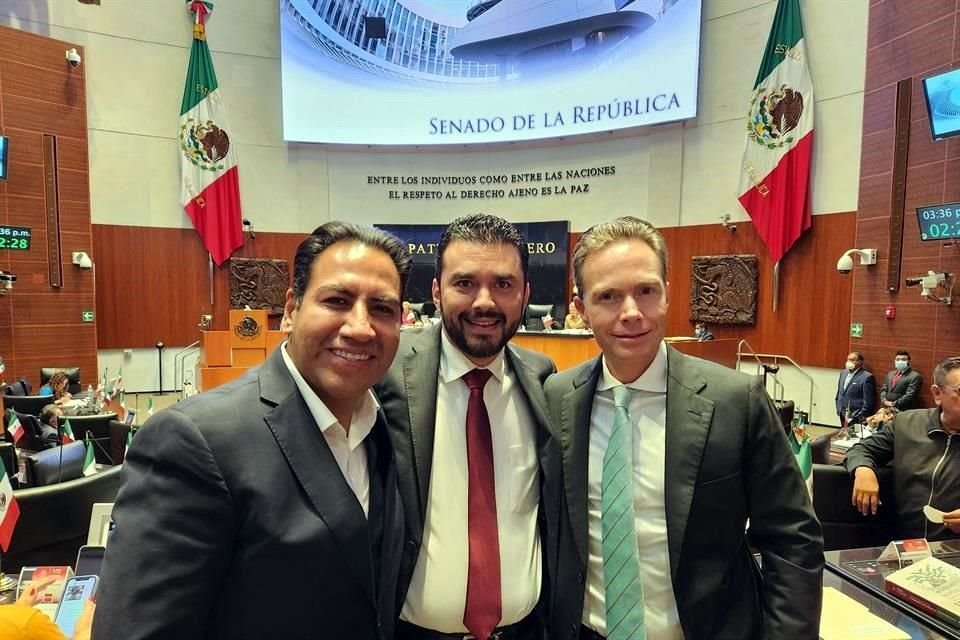 El diputado federal fallecido acompañado de Eduardo Ramírez y Manuel Velasco. Imagen de septiembre del 2022 en el Senado de la República.
