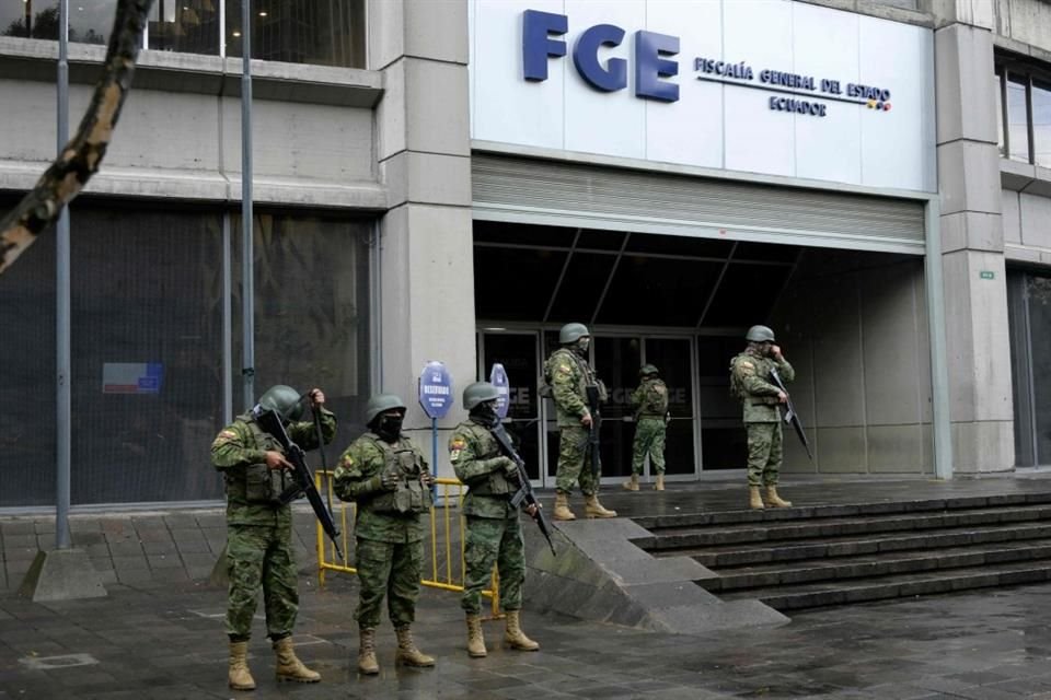 Militares resguardan las oficinas de la Fiscalía General de Ecuador, el 27 de marzo del 2024.