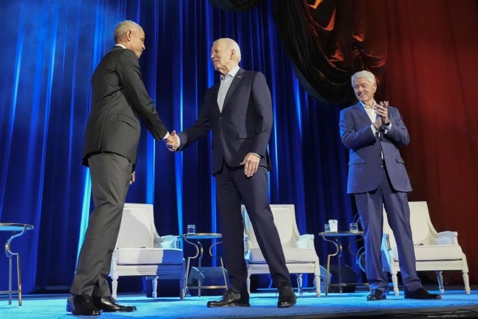 El Presidente Joe Biden, y los ex Mandatarios Barack Obama y Bill Clinton, en un evento de recaudación de fondos en Nueva York.