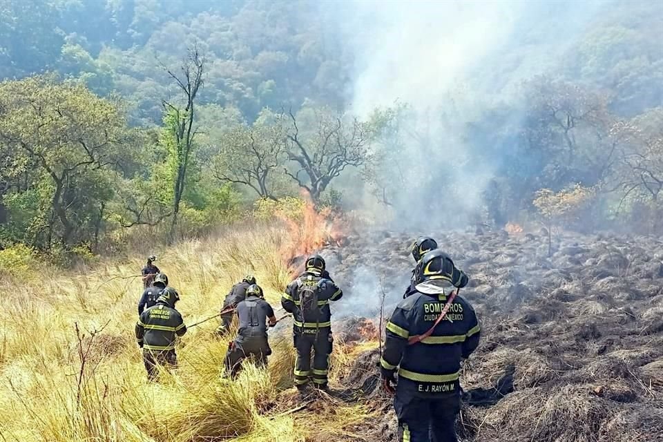 En el pueblo de San Pablo Chimalpa, Bomberos atendieron un incendio en un área de aproximadamente 40 hectáreas.